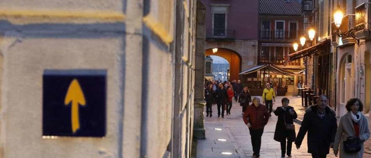 Una flecha señala el Camino de Santiago en una de las fachadas de la Casa Consistorial de Gijón.