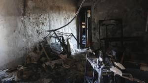 Imatge de l’interior de la vivenda que s’ha cremat a Còrdova, on han mort dues persones, aquest divendres.