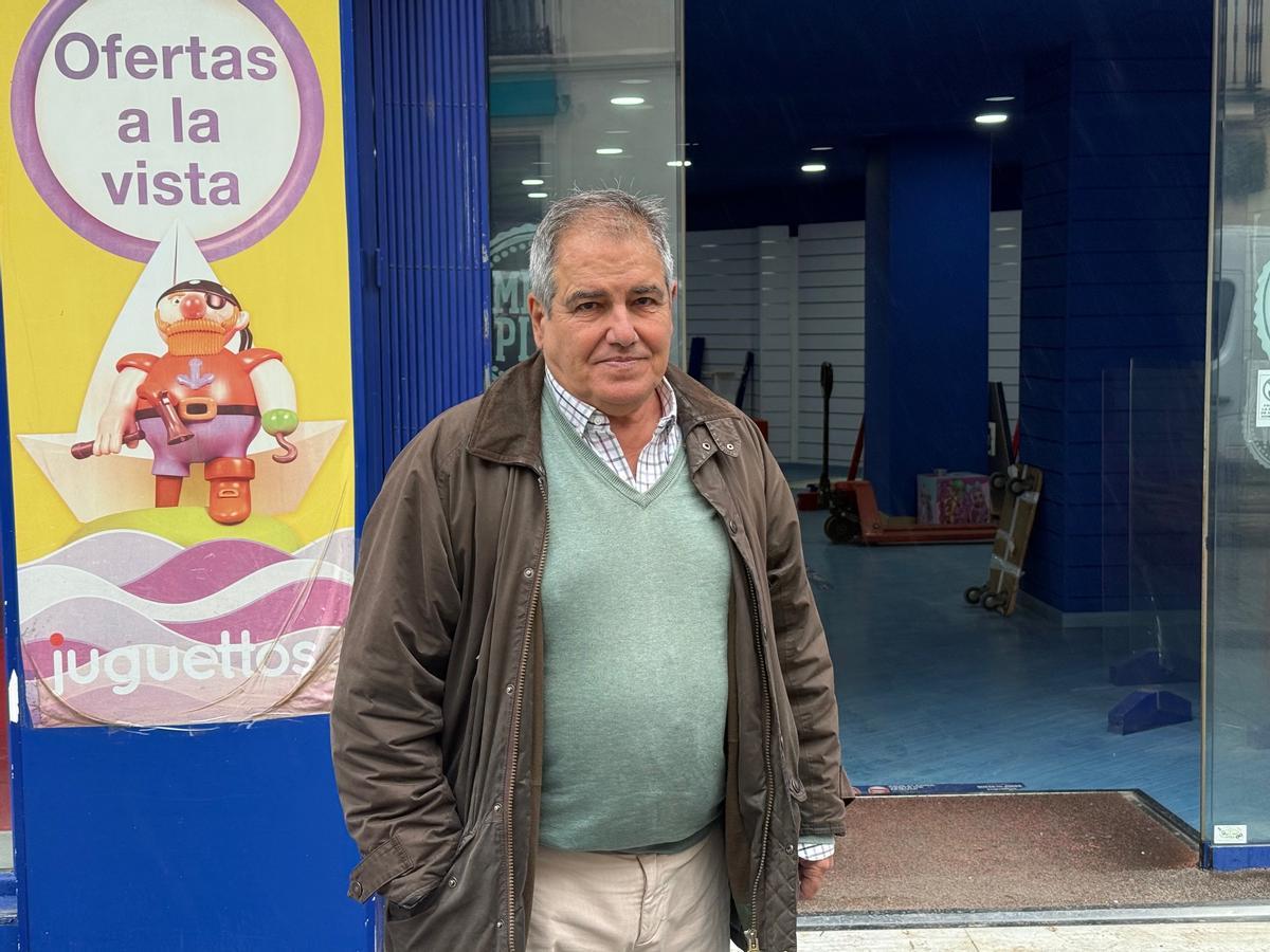 Ramón Guerrero, ante el local de Juguettos, ya en desmontaje.