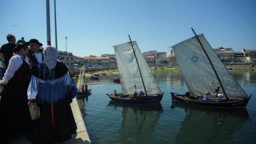 Varias dornas inician a súa navegación nun Día das Letras Galegas na Illa.