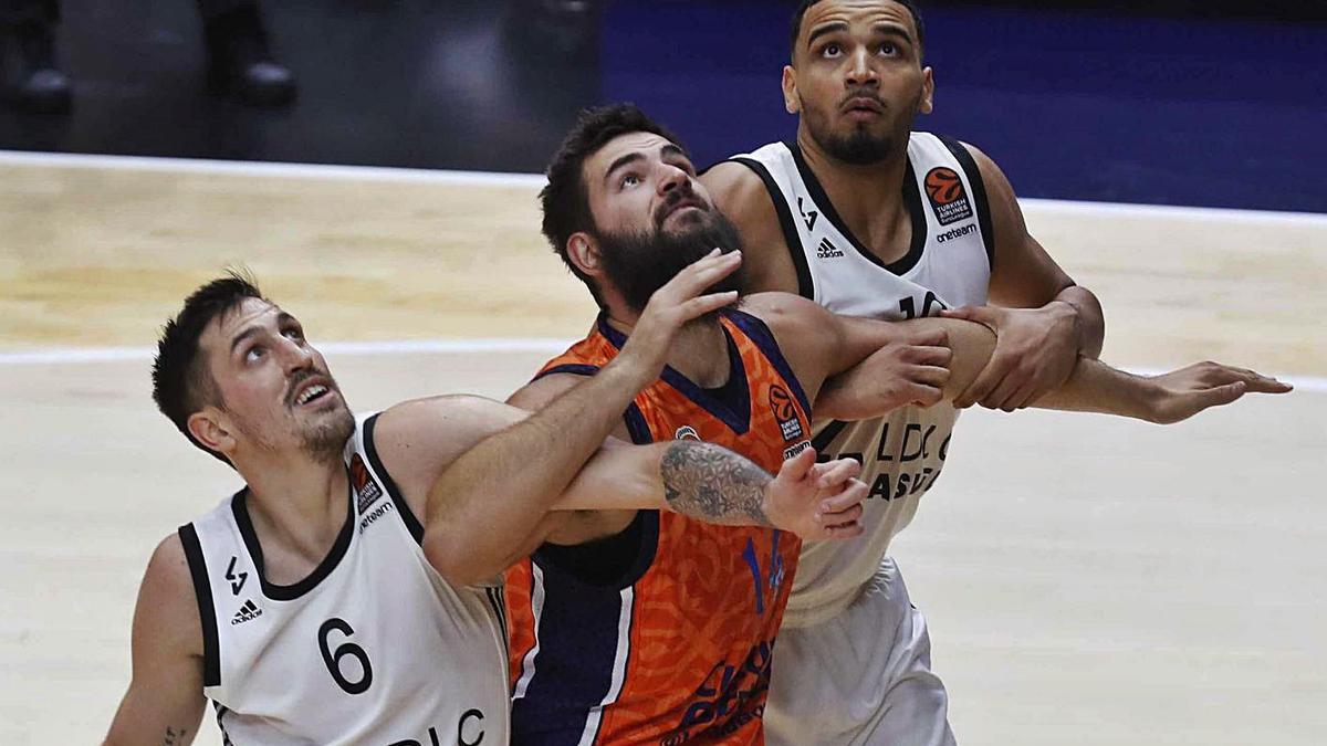 Dubljevic brega con los jugadores del Asvel el pasado jueves en el encuentro de Euroliga.