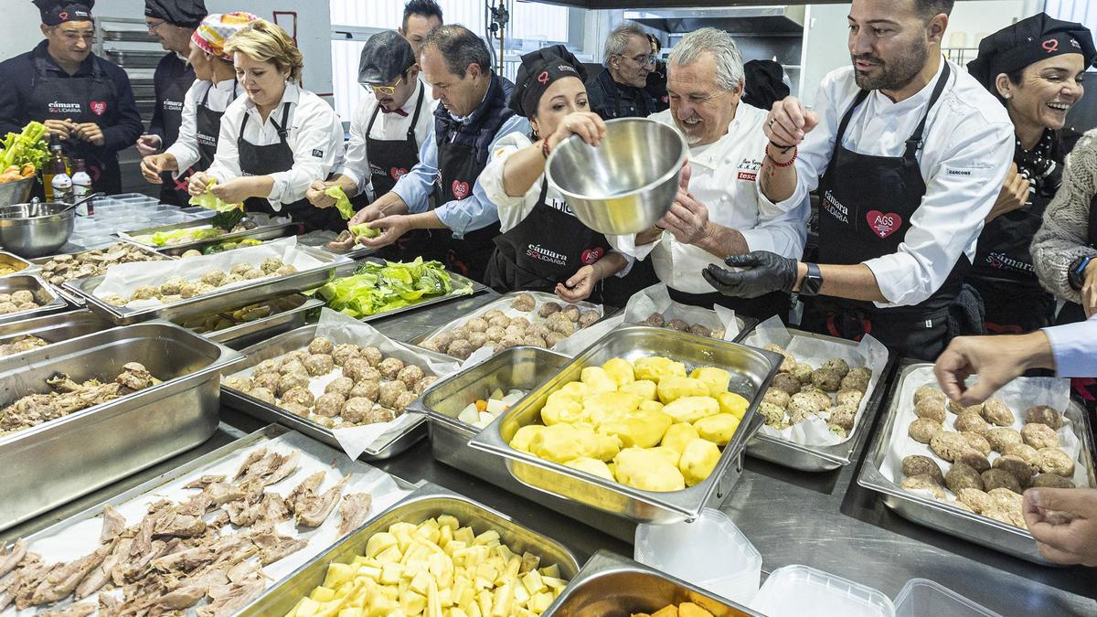 Cocinas de Alicante Gastronómica Solidaria durante el cocinado navideño