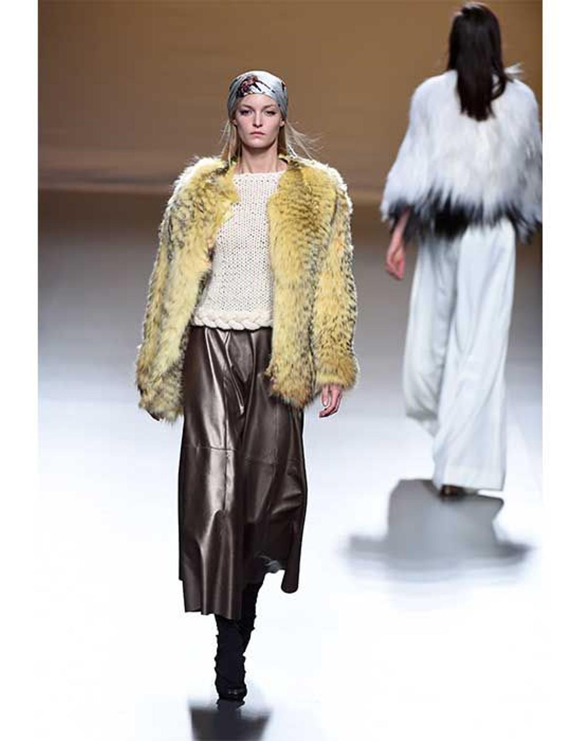 Jesús Lorenzo otoño/invierno 2015/16, chaqueta corta de piel tintada en amarillo combinada con falda midi de cuero
