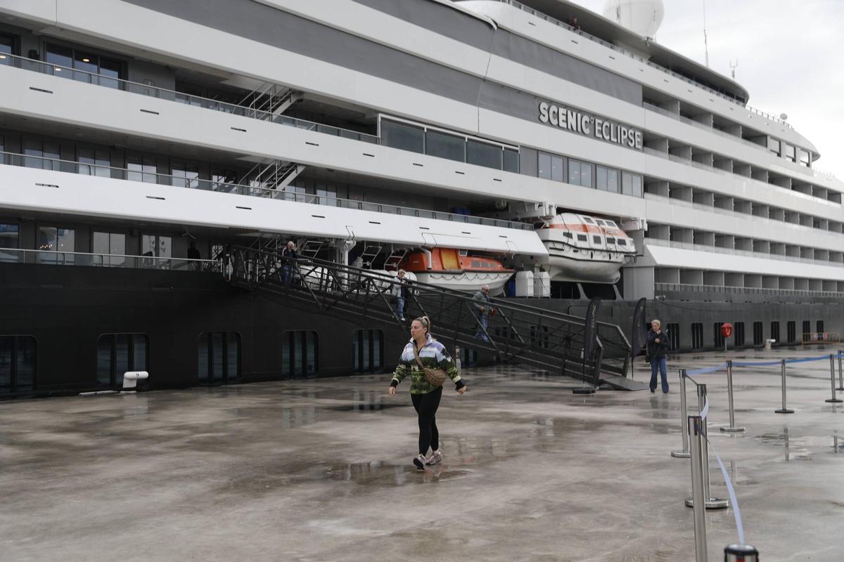 EN IMÁGENES: El Scenic Eclipse ya está en Avilés y la ciudad se llena cruceristas en la primera escala de la temporada EN IMÁGENES: El Scenic Eclipse ya está en Avilés y la ciudad se llena cruceristas en la primera escala de la temporada