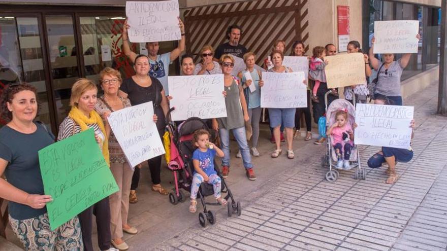 Padres de El Toscar protestando ante la Dirección Territorial de Educación