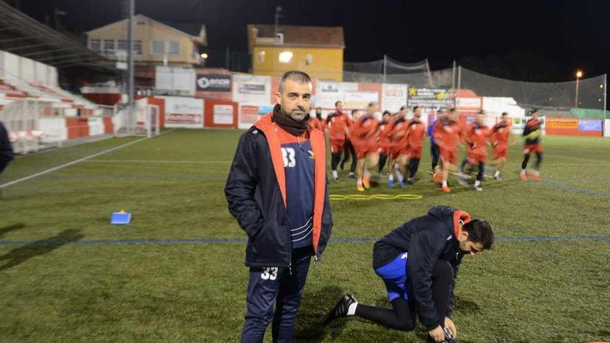 Nacho, ayer dirigiendo la sesión de entrenamiento en el Campo do Morrazo. // Gonzalo Núñez