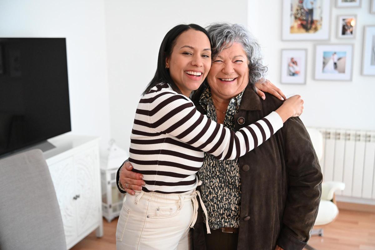 Mamá y matrona se funden en un abrazo. El vínculo que se crea en el programa va mucho más allá de lo escrito en un protocolo