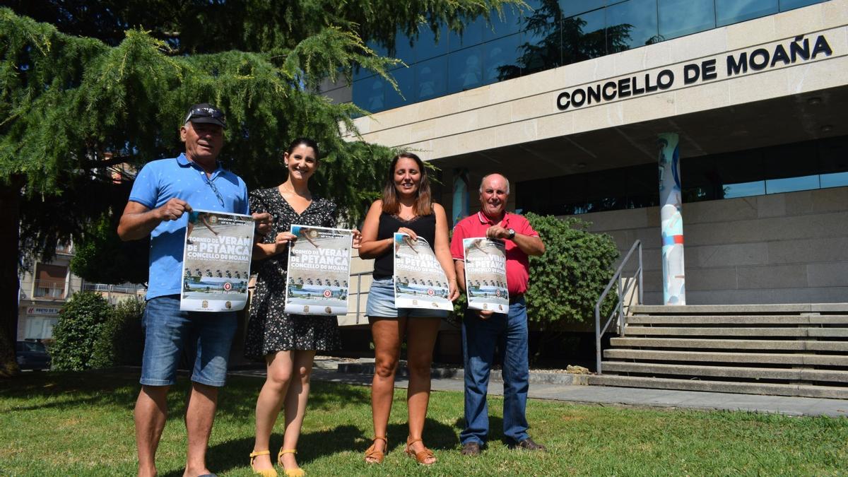 La alcaldesa  y la teniente de alcalde, con  organizadores en la presentación del torneo.