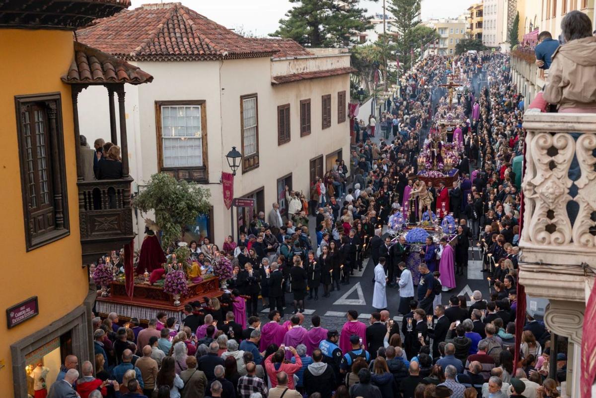 Imagen del Vía Crucis Magno con las calles abarrotadas ayer en el casco histórico de La Orotava. | E. D.