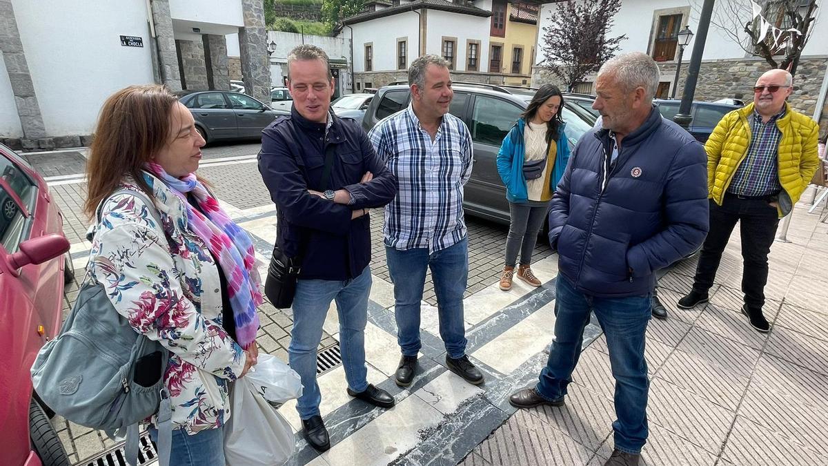 Rosa María Rodríguez, Marcelino Marcos y Gilberto Alonso charlan con vecinos.