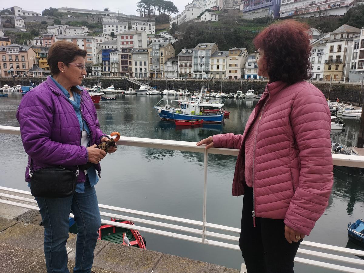 Las homenajeadas, en el muelle de Luarca.