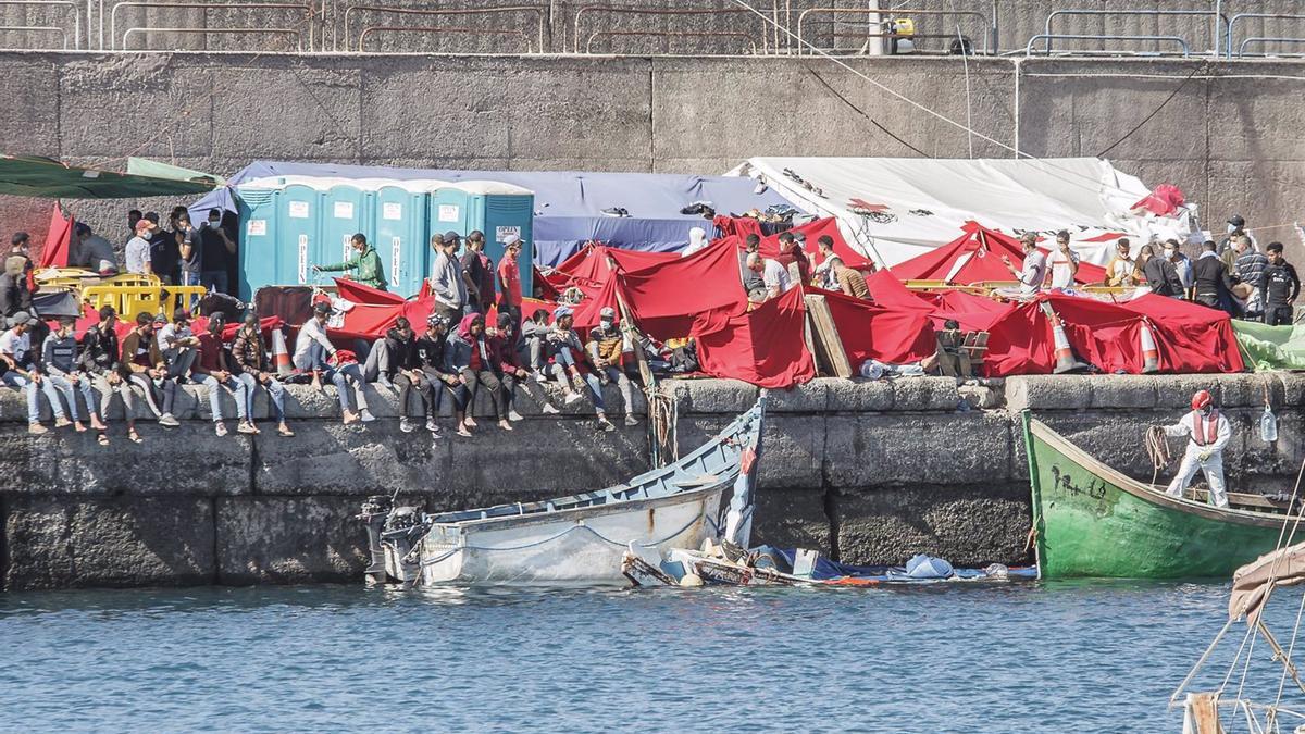 Varios inmigrantes en el Muelle de Arguineguín, en Gran Canaria, el pasado mes de noviembre