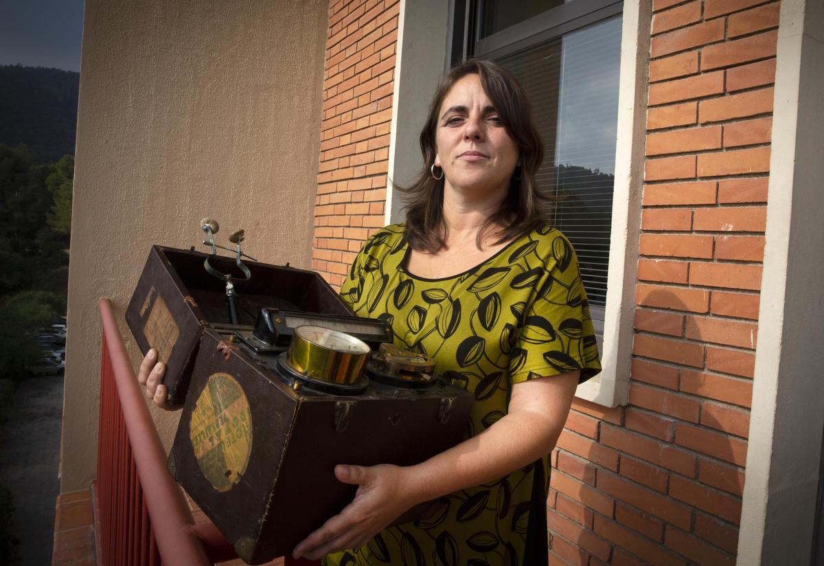 BARCELONA 24/10/2024 SOCIEDAD Entrevista a Marta Ramon , docente de psicologia de la UV con un aparato que administraba corrientes y se usaba contra la histeria FOTO ELISENDA PONS