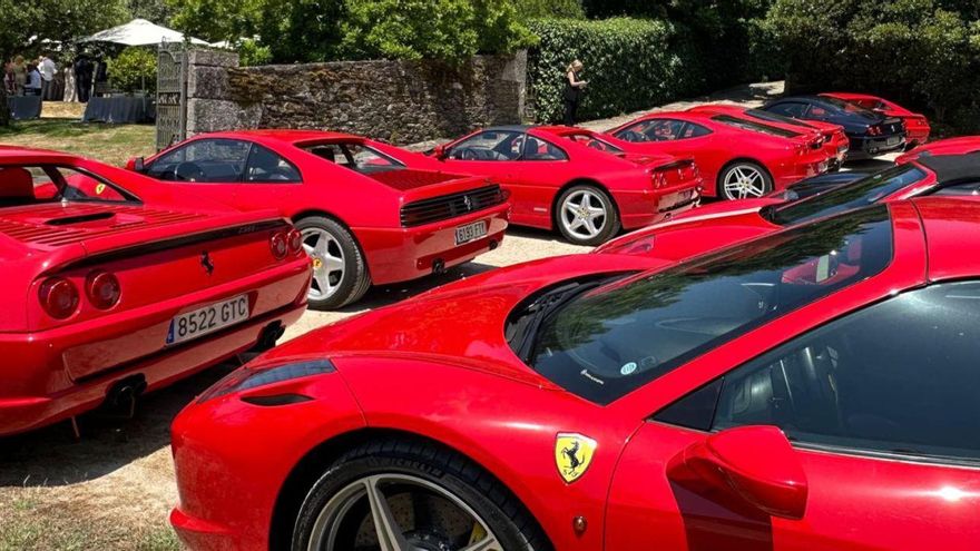 La décimo quinta concentración de Ferrari Galicia hace parada en Pazo de Bendoiro