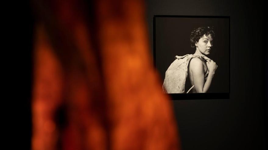 La artista M. Nieves Cáceres sana la herida de la colonización en el Museo Thyssen-Bornemisza con su performance 'Dejar caer'