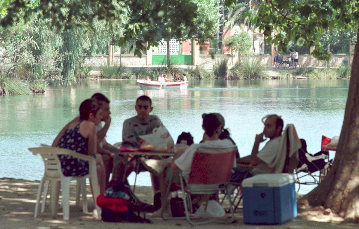 Un grupo de amigos conversa a orillas de la Albufera de Anna.