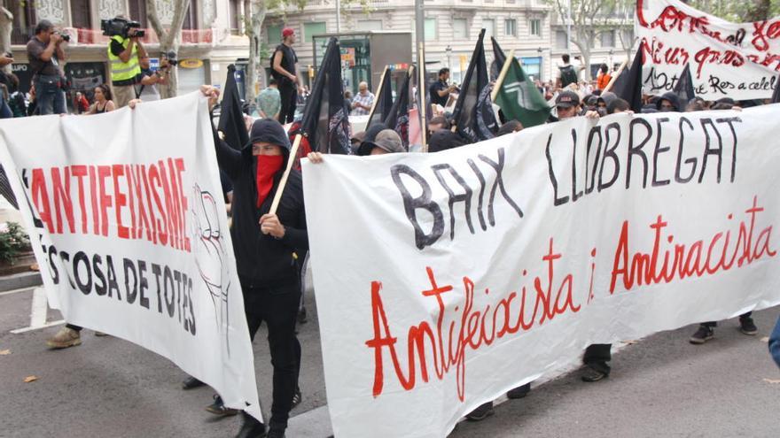 Capçalera de la manifestació organitzada per la Plataforma Antifeixist
