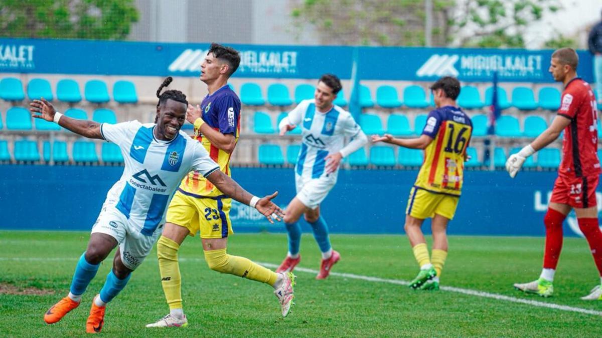 Moha celebra su gol al Andratx, tras un centro de Miguelito desde la derecha