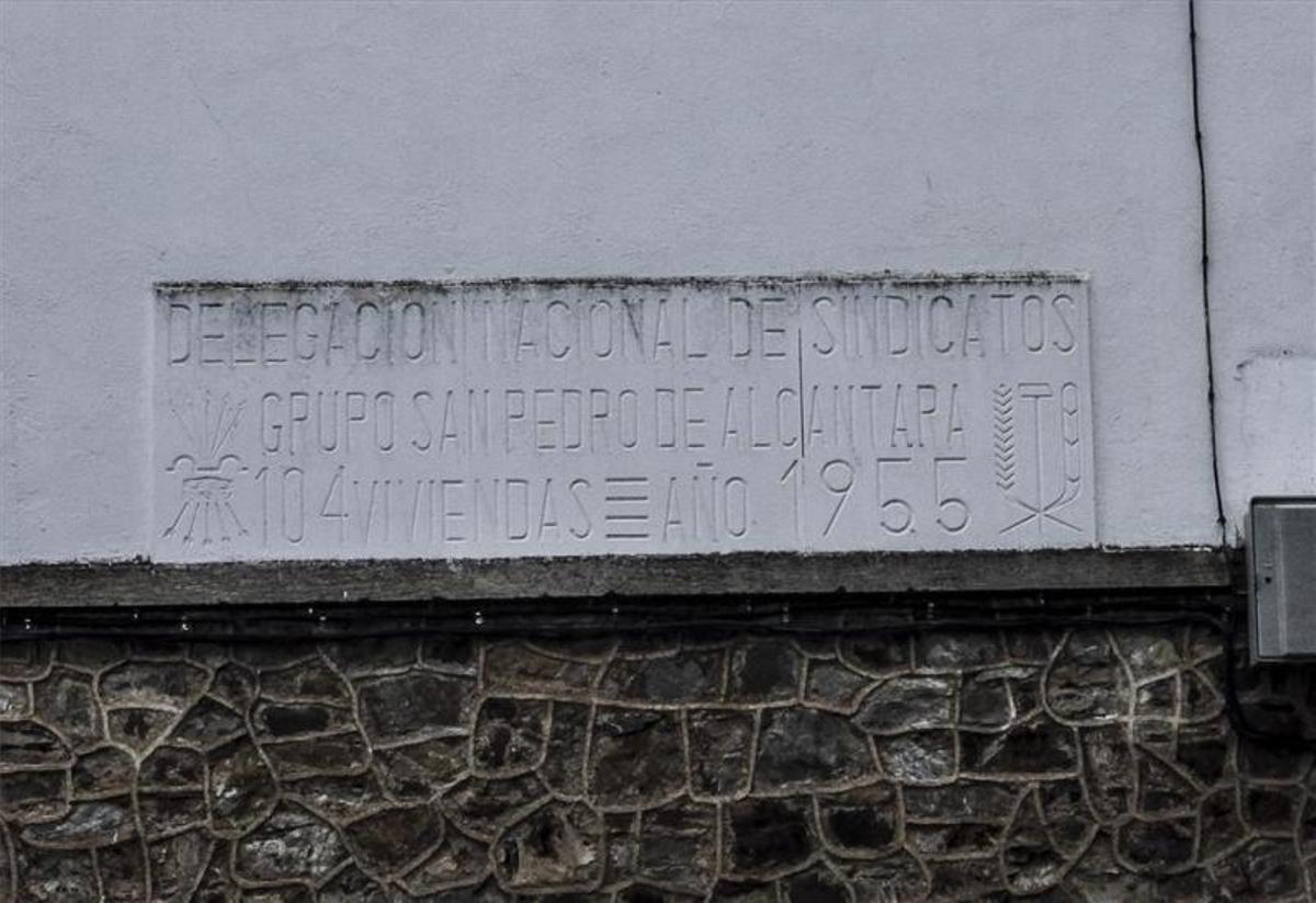 Jaque a los símbolos franquistas en Cáceres