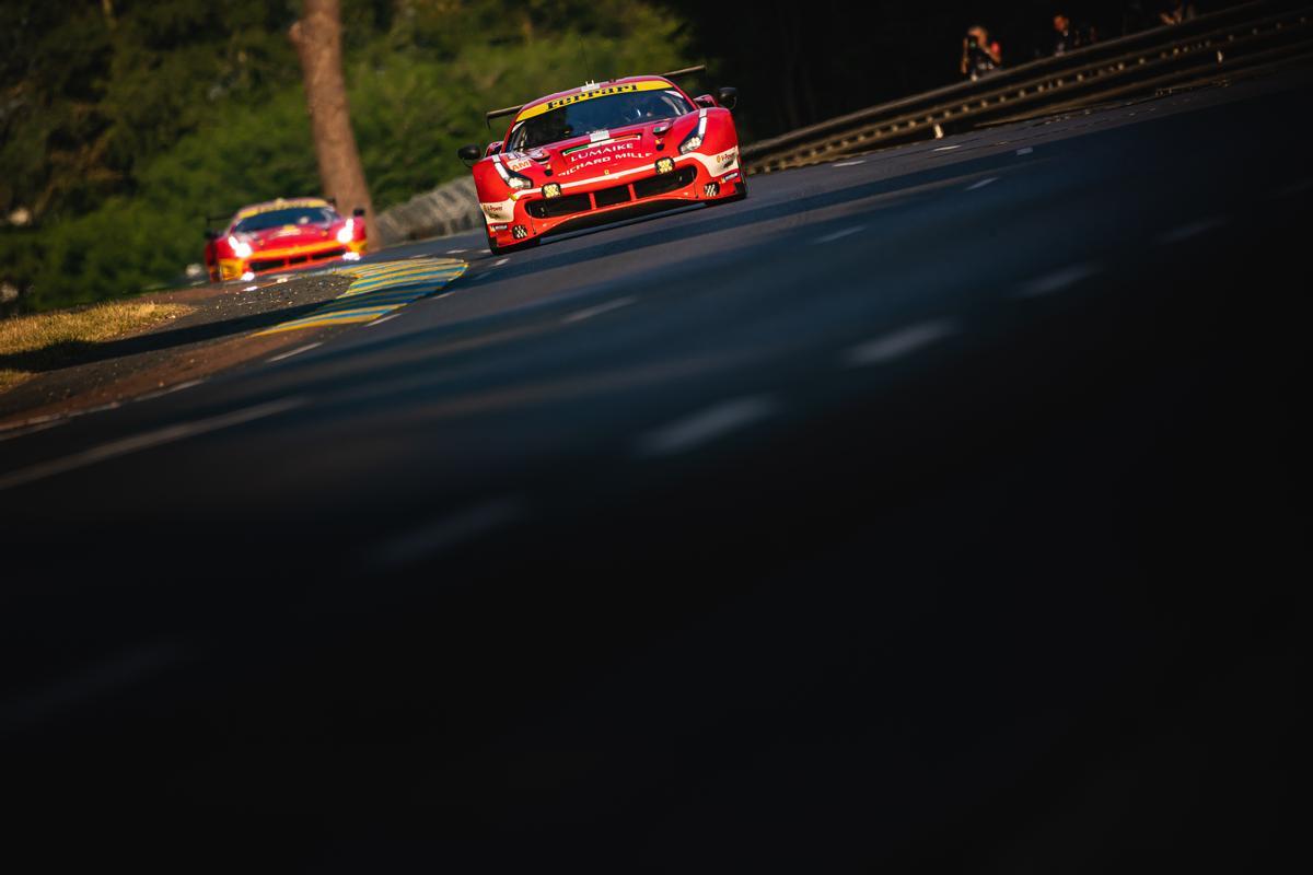 Los vehículos Ferrari ruedan en las jornadas preparatorias de Le Mans.