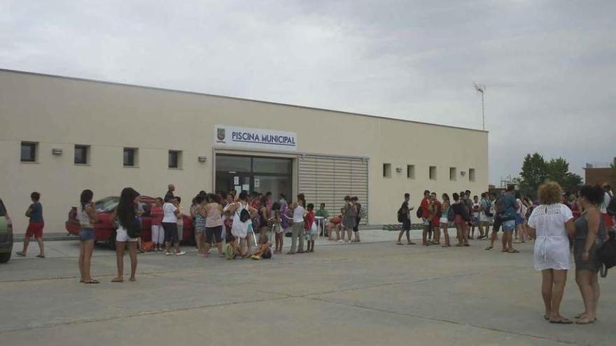 Los vecinos esperan la apertura de puertas para disfrutar de la piscina. Foto