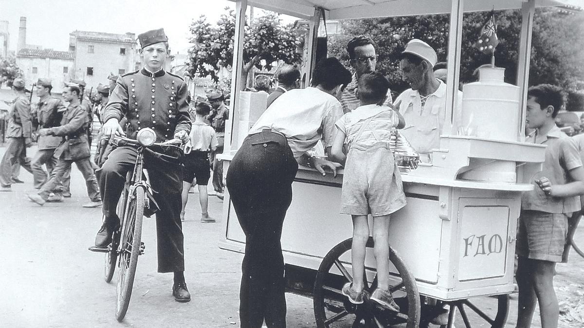 Carrito de helados en los años 60, en Palma.