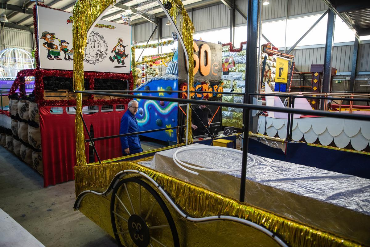 Últimos preparativos de la centenaria cabalgata de reyes en Sant Vicenç dels Horts