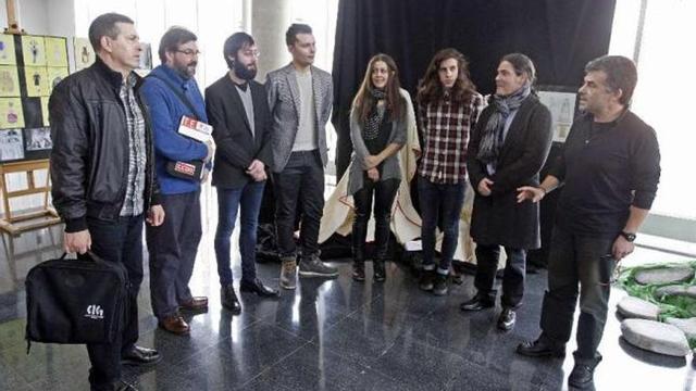 Desde la dcha: Vieites, Fernández, alumnos de la escuela y el conservatorio y sindicalistas. // Marta G. Brea