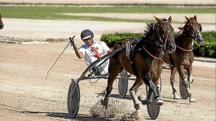 Chanel de Font, con Jaume Fluxá celebrando la victoria, por delante de Champion de Font y Cluc SB.