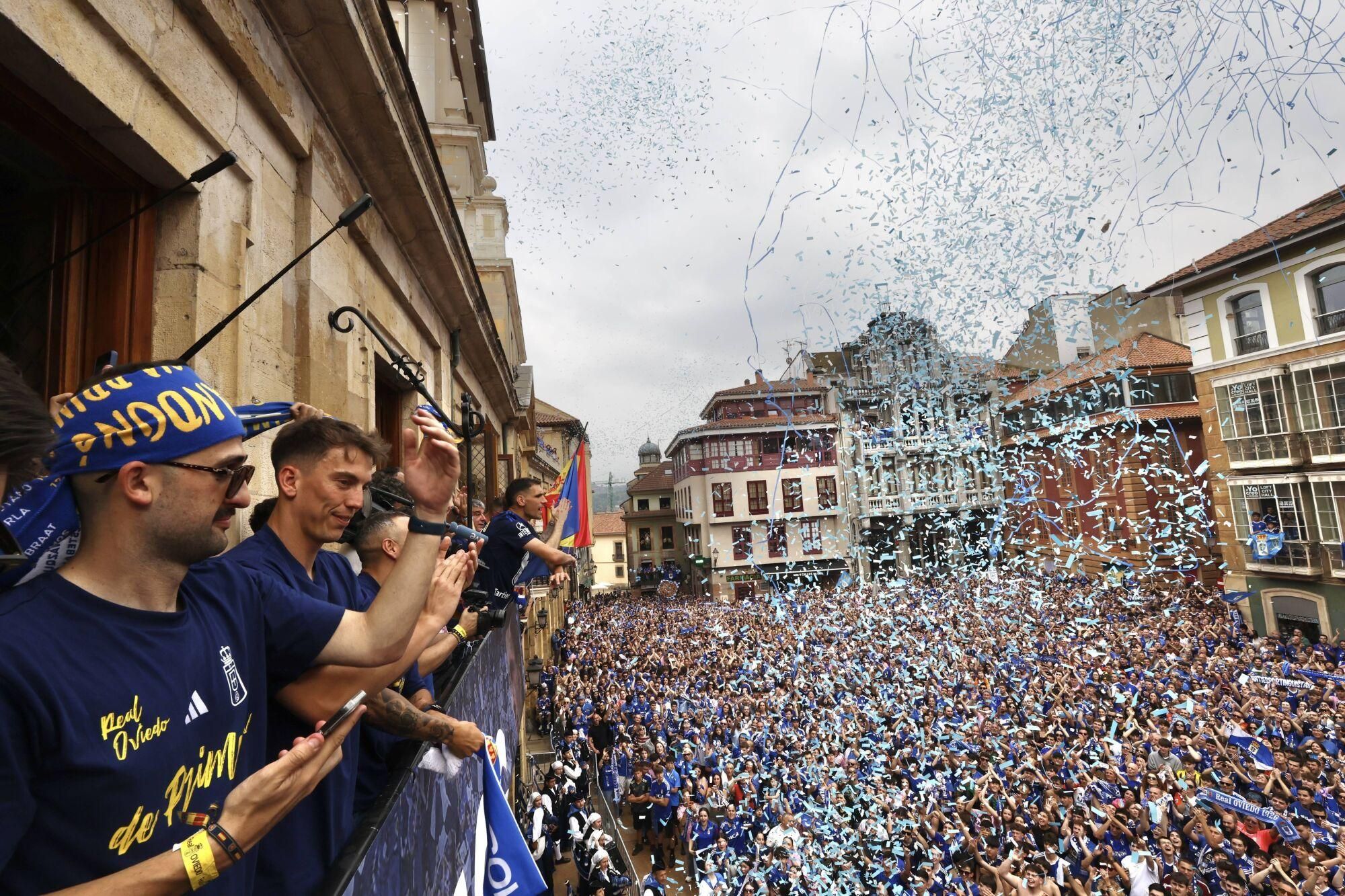 Locura azul en las calles de Oviedo para celebrar el ascenso del equipo a Primera División