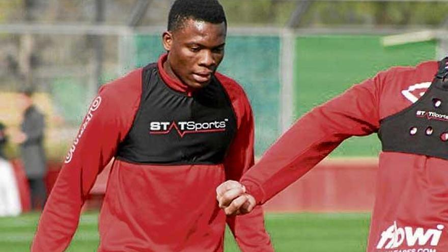 El camerunés  Dani Ndi, durante un entrenamiento en la Ciudad Deportiva