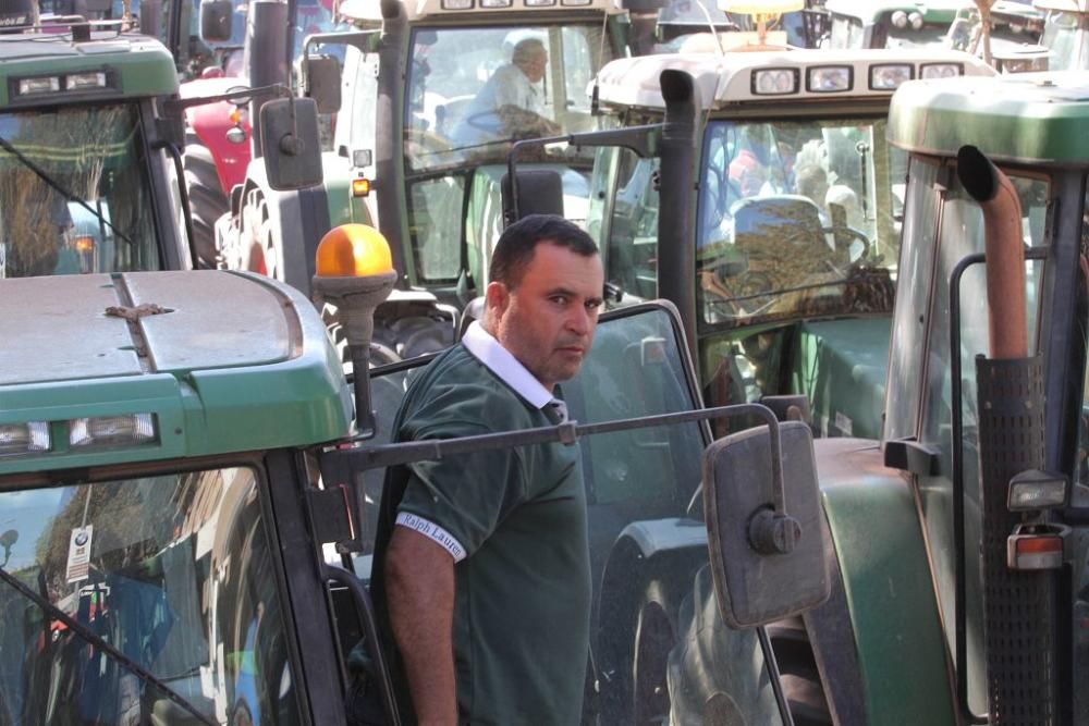 Protesta de agricultores en la Asamblea Regional