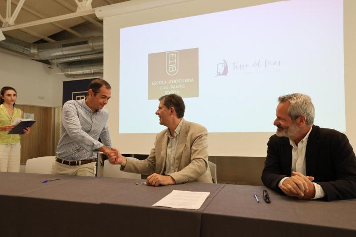Todas las imágenes de la firma del convenio de la Escuela de Hostelería, el Govern y empresas hoteleras Todas las imágenes de la firma del convenio de la Escuela de Hostelería, el Govern y empresas hoteleras