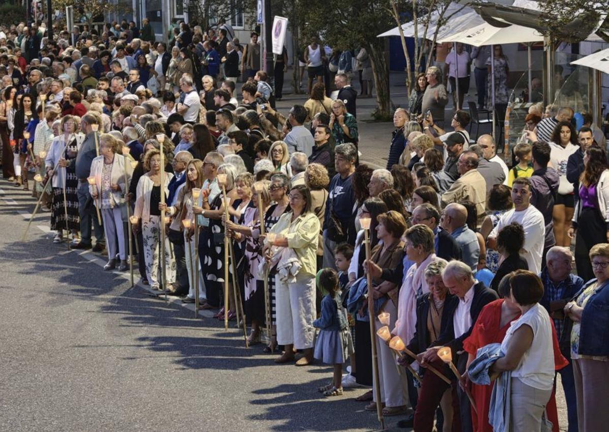 Público aguardando el paso del desfile en la Rúa Castelao. | SANTOS ÁLVAREZ