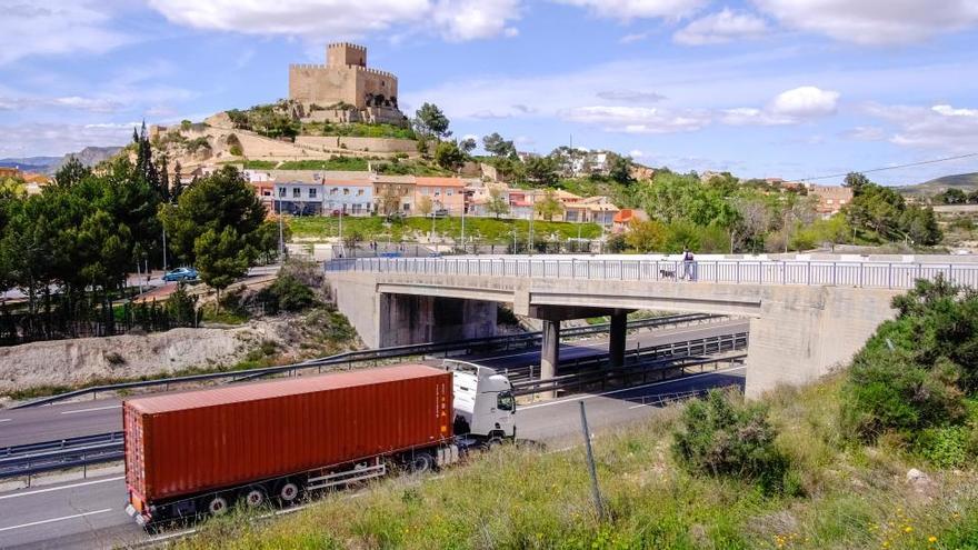 El puente de Cuatrovientos sobre la autovía A-31 en Petrer.