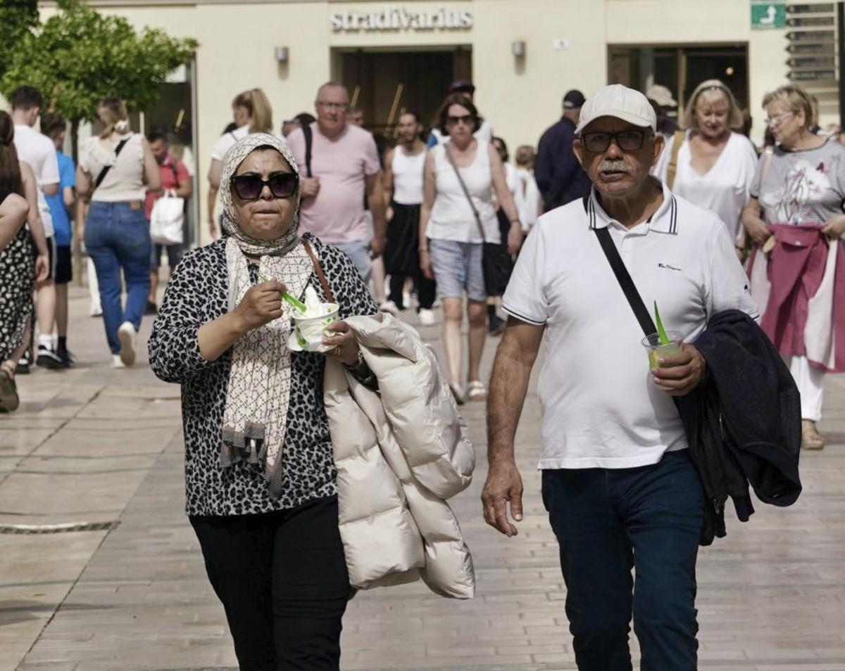 Turistas extranjeros en la capital malagueña. | ÁLEX ZEA