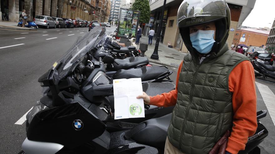 Dudas y quejas en el primer día de pegatina ambiental: «No se le  ve mucho sentido»