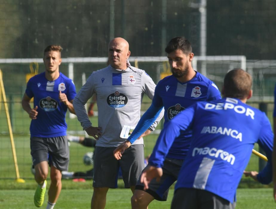 El nuevo técnico blanquiazul llega a A Coruña decidido a sacar al equipo coruñés de donde está -antepenúltimo en su categoría- y lograr el objetivo de estar entre los seis primeros clasificados.