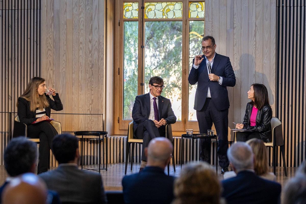 El director de El Periódico, Albert Sáez, duranta la clausura de la entrevista al candidato del PSC, Salvador Illa