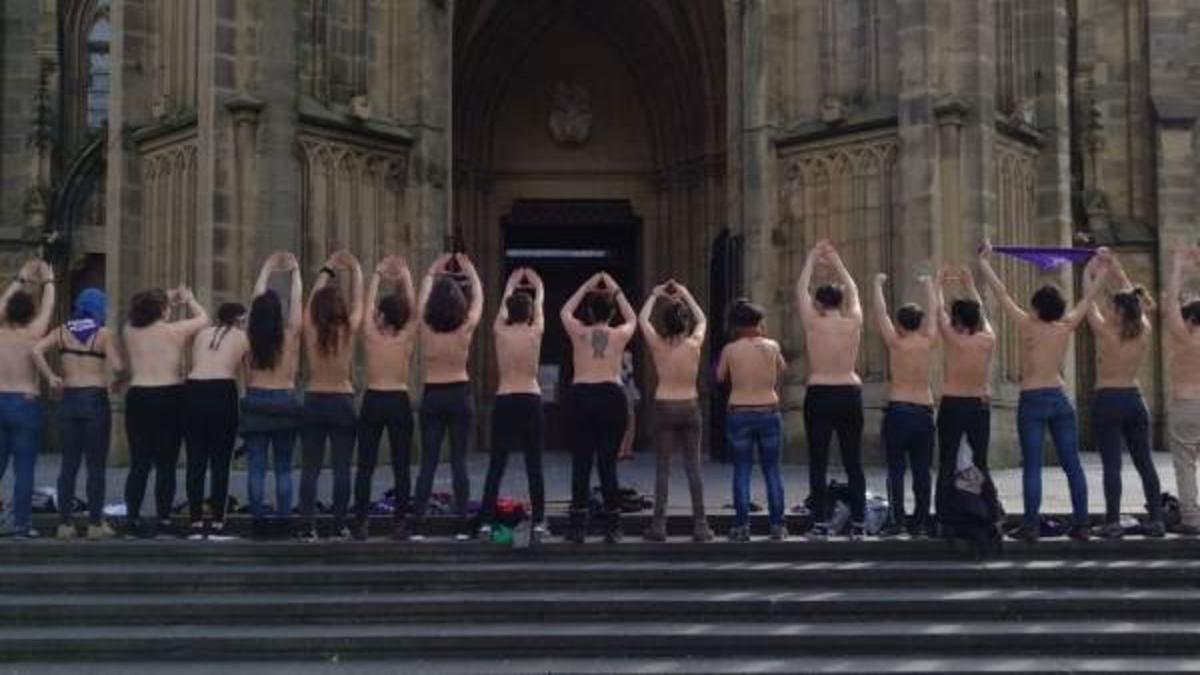 Feministas en toples en San Sebastína