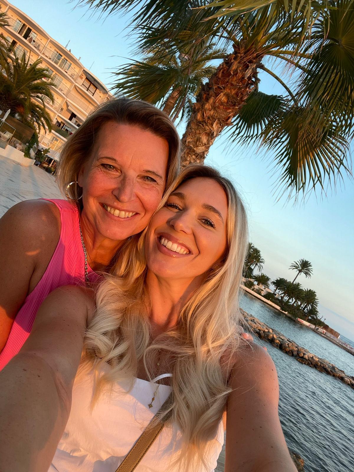 Tamara Gülpen mit ihrer Mutter.