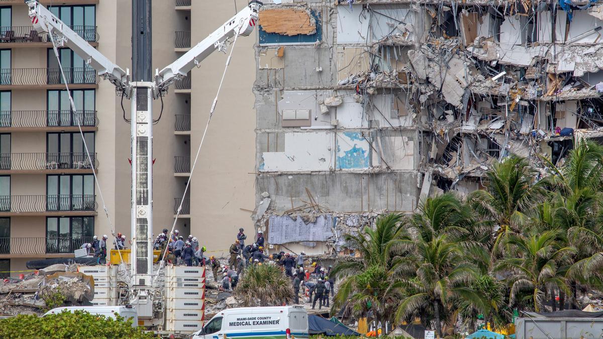 El edificio del que se derrumbó un ala.