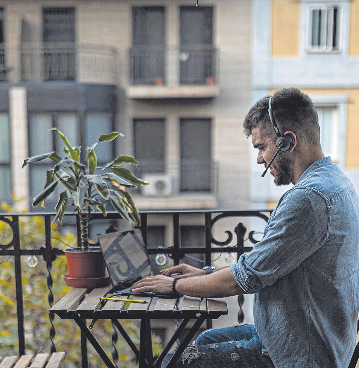 Un hombre haciendo teletrabajo