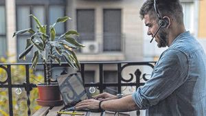 Un hombre haciendo teletrabajo