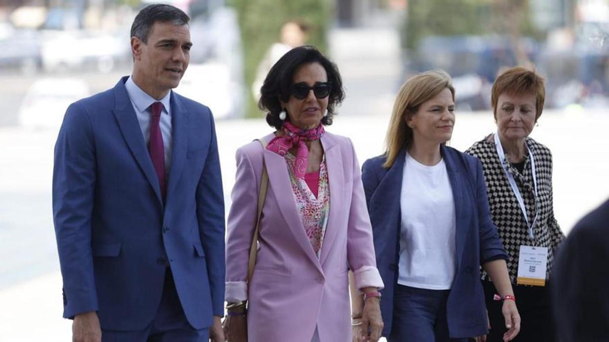 El presidente del Gobierno Pedro Sánchez, junto a la presidenta del Banco Santander Ana Botín, la Delegada del Gobierno Pilar Bernabé y la rectora de la UV Mavi Mestre.