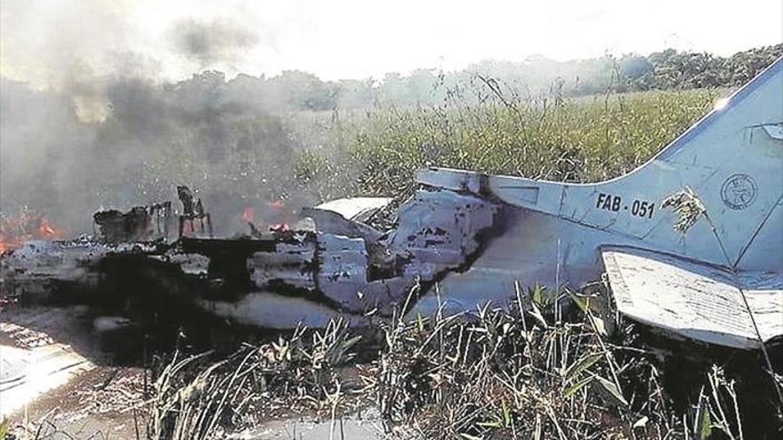 Fallecen cuatro españoles al caer una avioneta militar en Bolivia