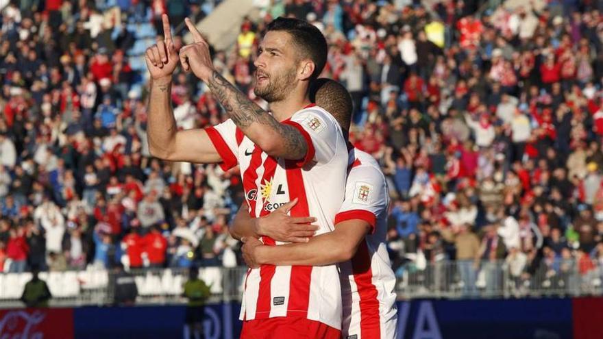 El Almería vuelve a ganar en casa ocho meses después (1-0)