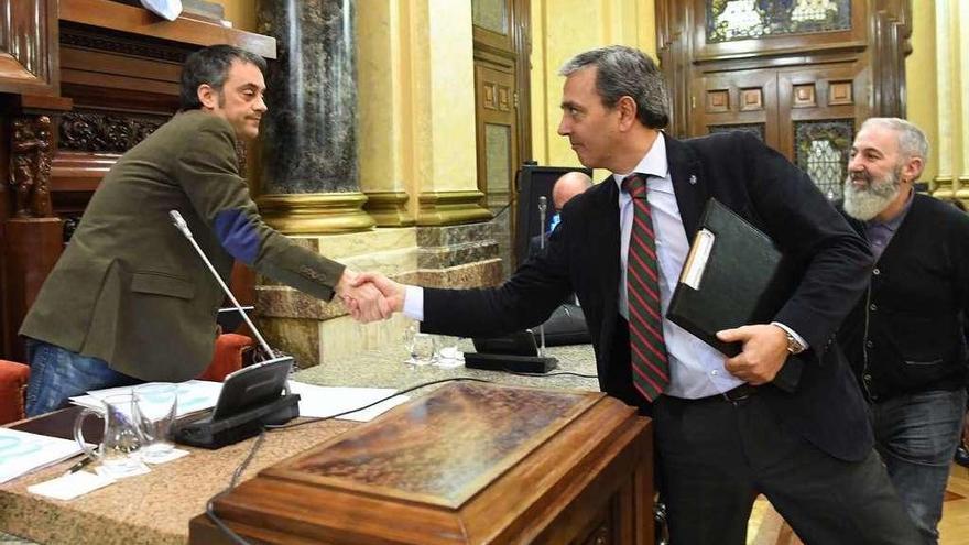 El alcalde, Xulio Ferreiro, da la mano al socialista José Manuel García tras no superar la cuestión de confianza.