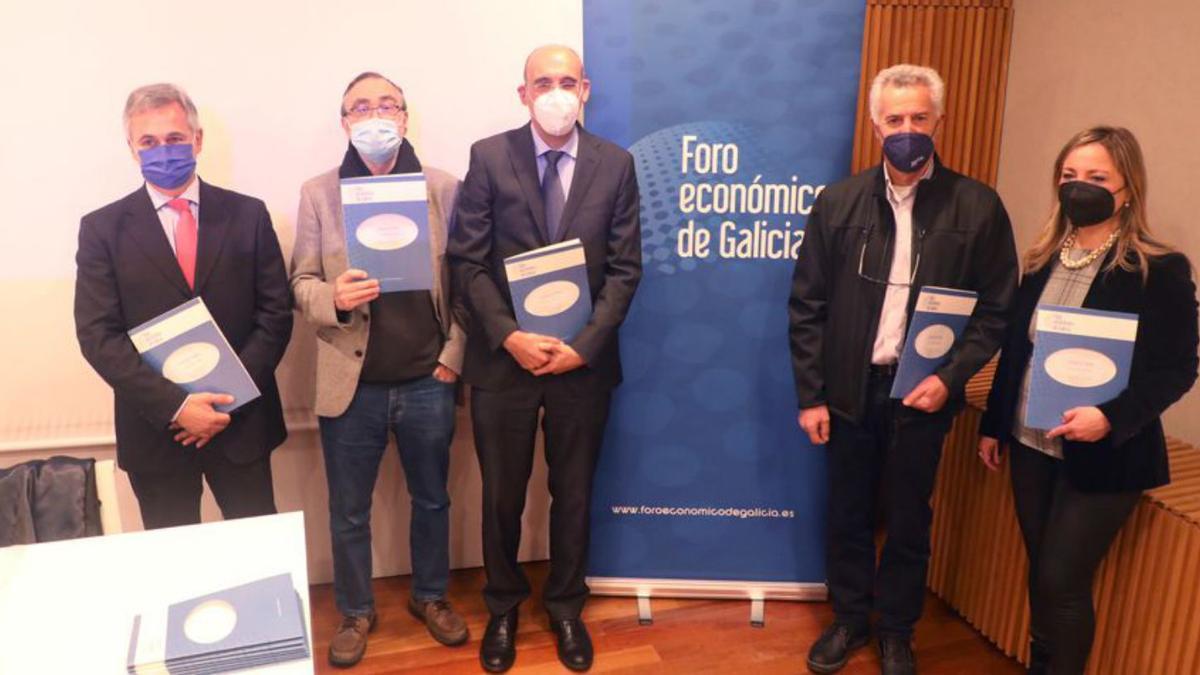 Los expertos del Foro Económico, ayer, en Santiago.  | // XOÁN ÁLVAREZ 