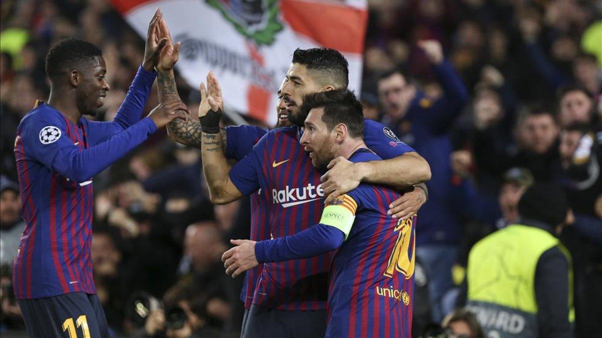 Messi, Suárez y Dembélé celebran un gol contra el Lyon